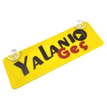 Yalanı Geç Yazılı Sarı Dekor Plaka Vantuzlu Cam Süsü 22x7.5cm