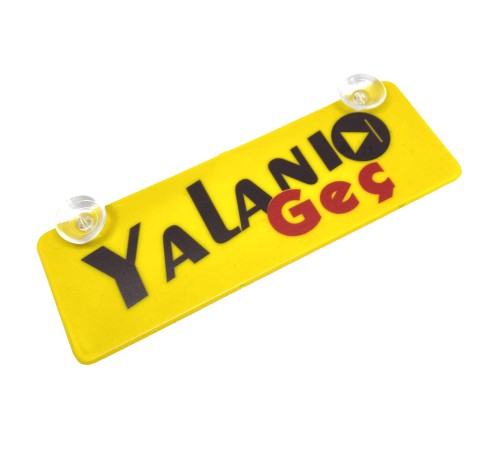 Yalanı Geç Yazılı Sarı Dekor Plaka Vantuzlu Cam Süsü 22x7.5cm