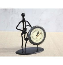 Metal Saatli Saksafon Çalan Müzisyen