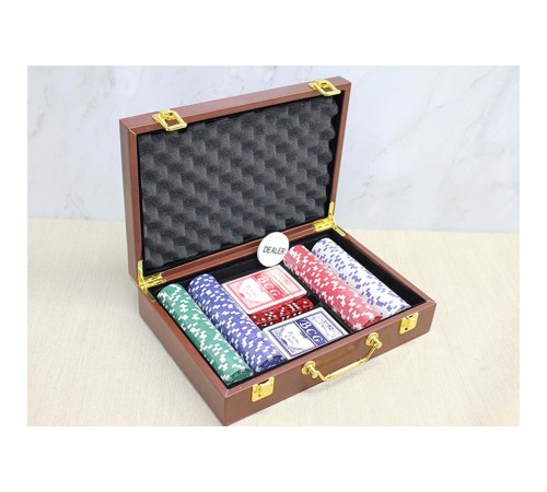 Deri Çantalı 200 Chip Ve 2 Adet İskambil Kağitına Sahip Poker Oyunu