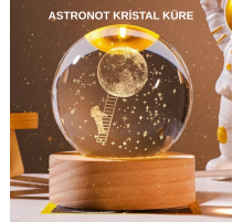 USB’li 3D Astronot Kristal Küre – Modern Uzay Temalı Gece Lambası