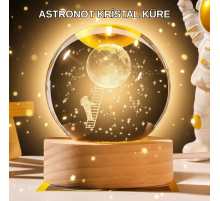 5 cm 3D Kristal Astronot Küre Lamba – Dekoratif LED Işıklı Ahşap Stand