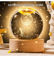 5 cm 3D Kristal Astronot Küre Lamba – Dekoratif LED Işıklı Ahşap Stand