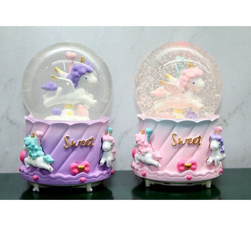 Unicorn İçi Dönmeli Püskürtmeli Işıklı Müzikli Kar Küresi Büyük Boy Unicorn İçi Dönmeli Püskürtmeli Işıklı Müzikli Kar Küresi Büyük Boy