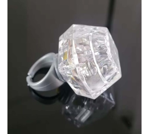 Kristal Tasarımlı Led Işıklı Gümüş Yüzük Kristal Tasarımlı Led Işıklı Gümüş Yüzük