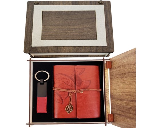 Özel Ahşap Kutulu Kiremit Rengi Deri Defter ve Anahtarlık Set Özel Ahşap Kutulu Kiremit Rengi Deri Defter ve Anahtarlık Set