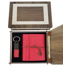 Özel Ahşap Kutulu Kırmızı Deri Defter ve Anahtarlık Seti