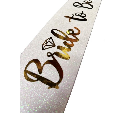 Beyaz Üzeri Altın İtalik Alyanslı Bride To Be Yazılı Simli Işıltılı Kuşak Kemer 10x80 cm Beyaz Üzeri Altın İtalik Alyanslı Bride To Be Yazılı Simli Işıltılı Kuşak Kemer 10x80 cm
