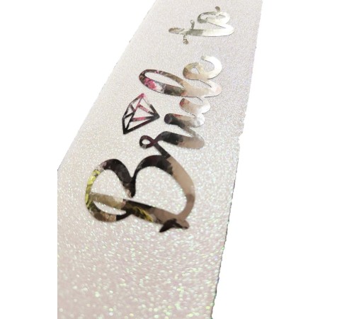 Beyaz Üzeri Gümüş İtalik Alyanslı Bride To Be Yazılı Simli Işıltılı Kuşak Kemer 10x80 cm Beyaz Üzeri Gümüş İtalik Alyanslı Bride To Be Yazılı Simli Işıltılı Kuşak Kemer 10x80 cm
