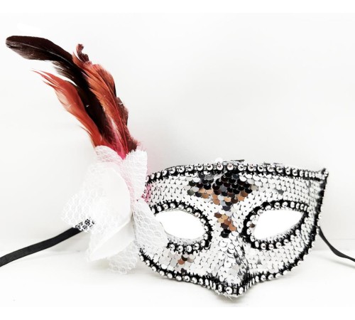 Gümüş Renk Yandan Tüylü Güllü Gümüş Taşlı Pullu Maske 20x22 cm Gümüş Renk Yandan Tüylü Güllü Gümüş Taşlı Pullu Maske 20x22 cm