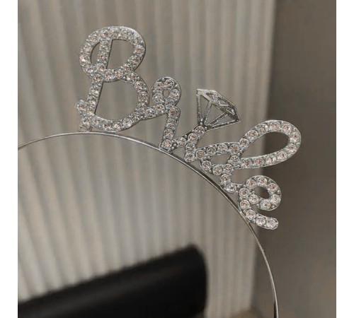 Gümüş Renkli Taşlı “Bride” Gelin Tacı – El Yazısı Yazı Tipiyle
