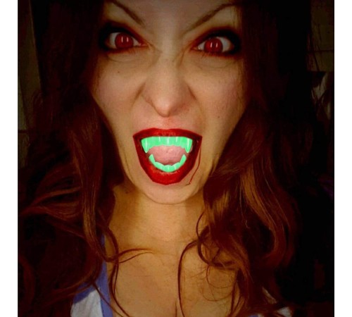 Karanlıkta Parlayan Fosforlu Çift Damak Takma Vampir Dişi