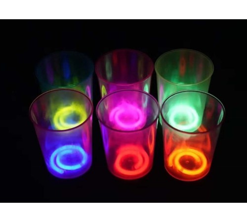 Karanlıkta Yanan Gece Işığı Mega Glow Bardaklar 8 Adet 8.5 x 10.5 cm Karanlıkta Yanan Gece Işığı Mega Glow Bardaklar 8 Adet 8.5 x 10.5 cm