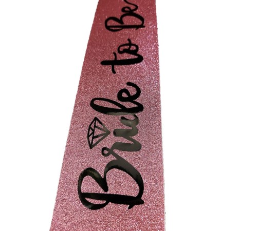 Pembe Üzeri Siyah İtalik Alyanslı Bride To Be Yazılı Simli Işıltılı Kuşak Kemer 10x80 cm Pembe Üzeri Siyah İtalik Alyanslı Bride To Be Yazılı Simli Işıltılı Kuşak Kemer 10x80 cm