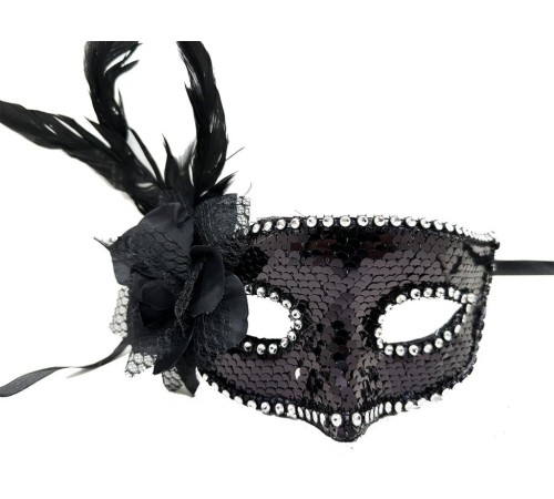 Siyah Renk Yandan Tüylü Güllü Gümüş Taşlı Pullu Maske 20x22 cm Siyah Renk Yandan Tüylü Güllü Gümüş Taşlı Pullu Maske 20x22 cm