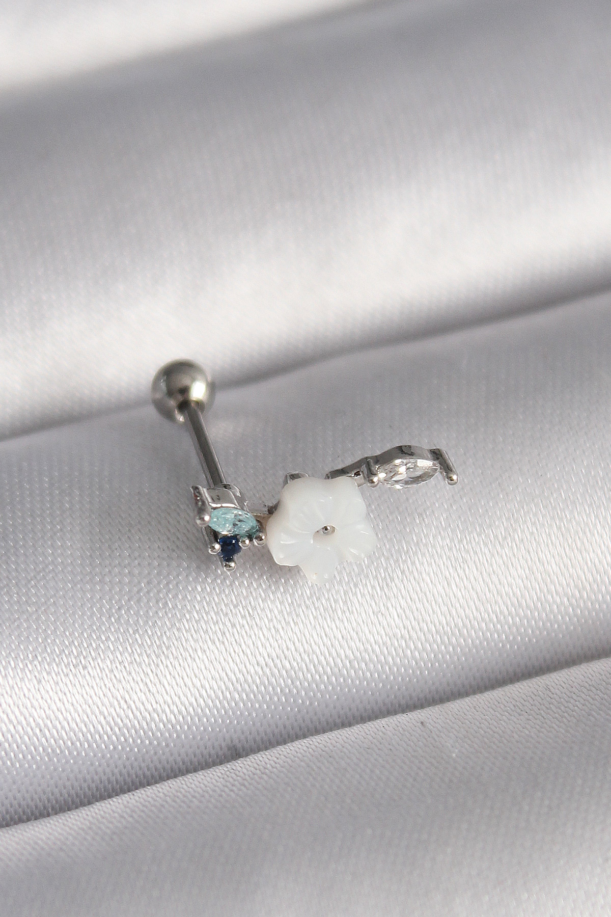 316L Steel Silver Color Zircon Stone Detail White Flower Model Tragus Piercing