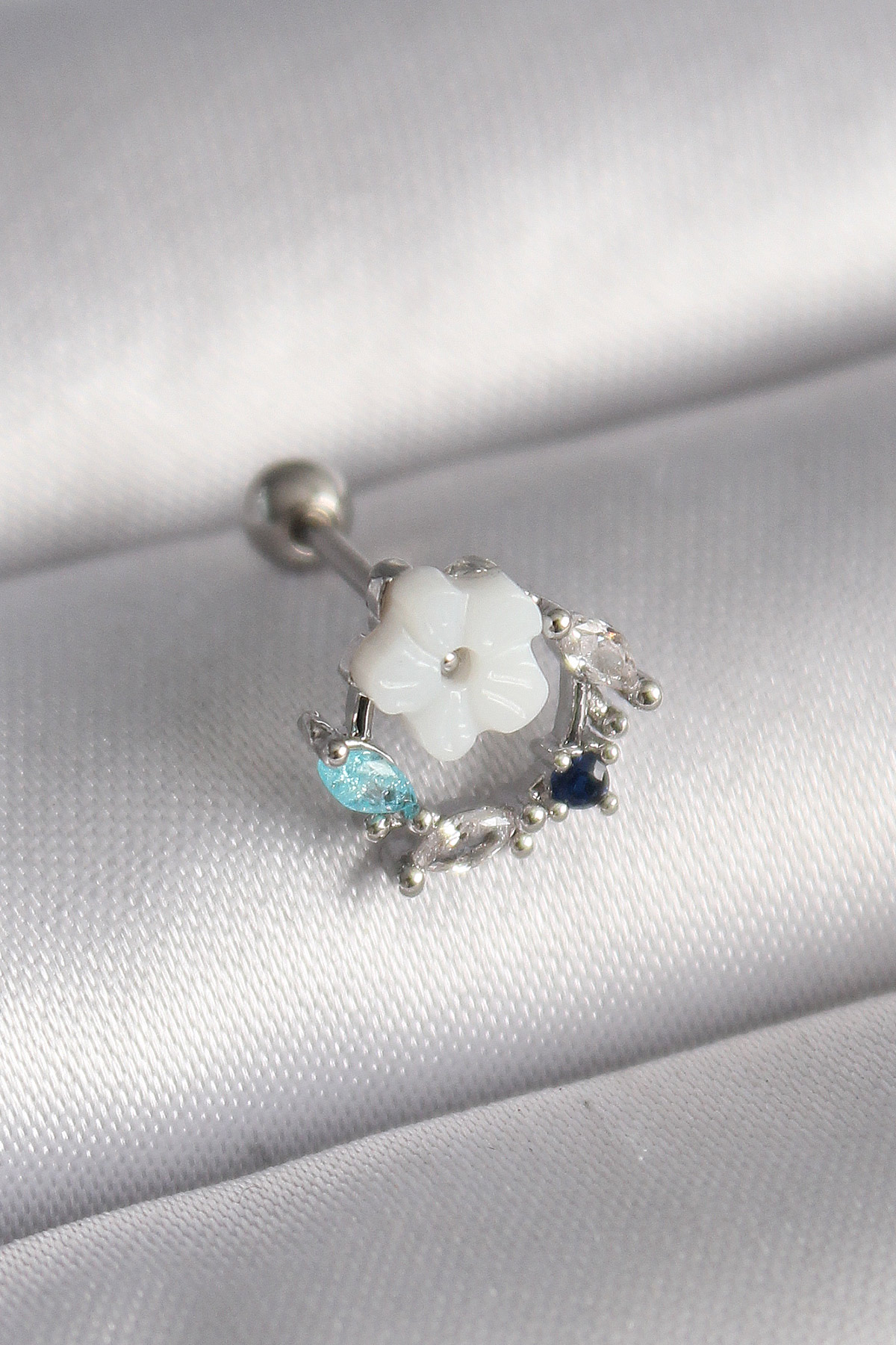 316L Steel Silver Color Zircon Stone Detail White Flower Model Tragus Piercing