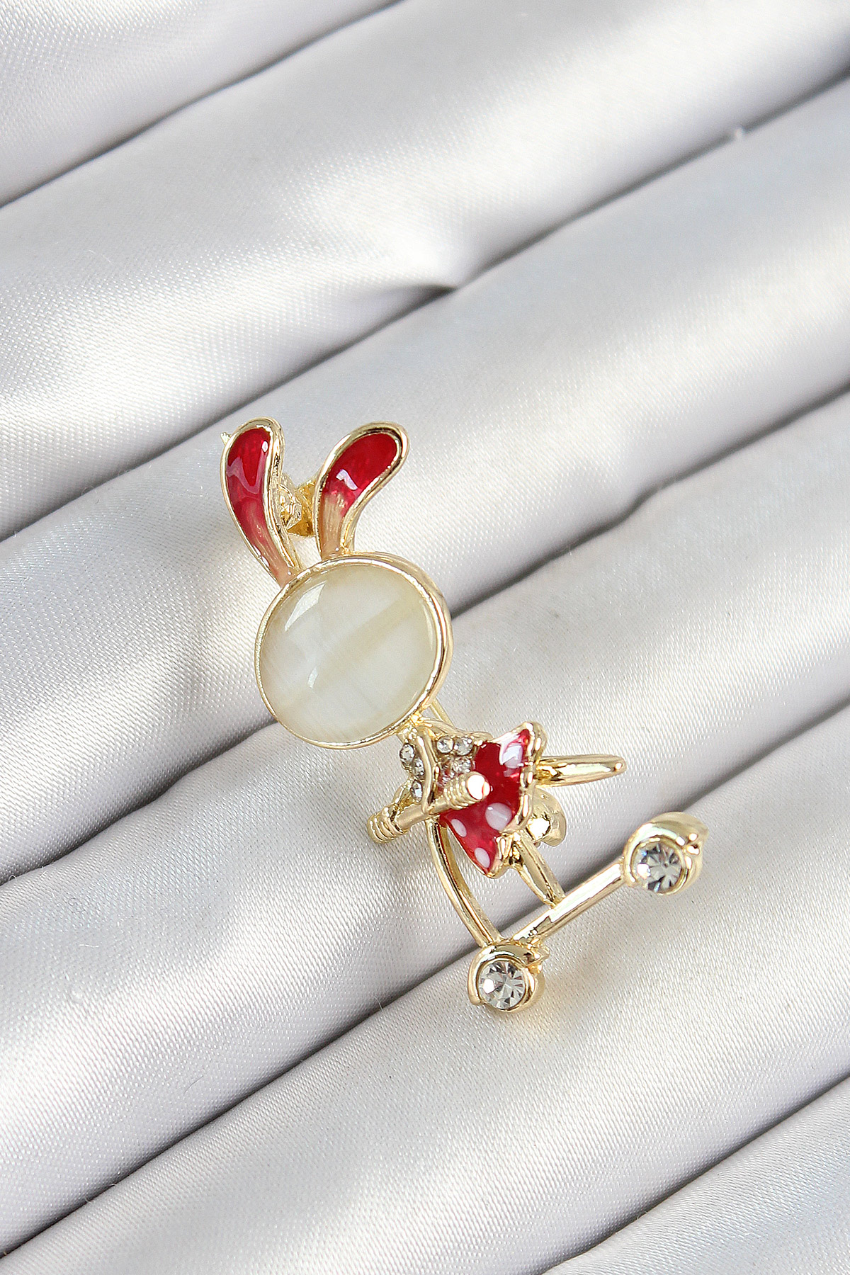Zircon Stone Detailed Red 3D Scooter Timen Rabbit Girl Figur Gold Color Female Brooch