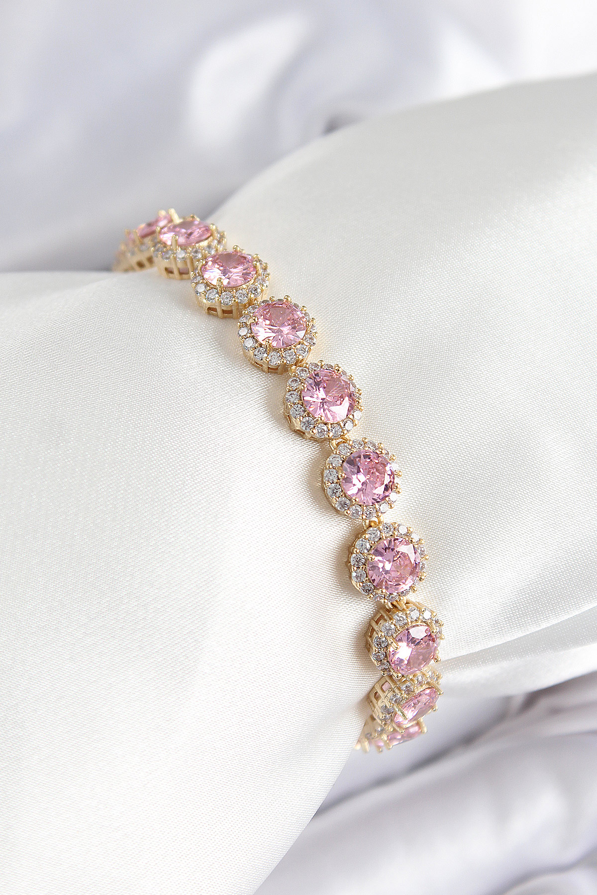 Pirinç Pembe Zirkon Taşlı Daire Baget Model Gold Renk VIP Seri Kadın Bileklik