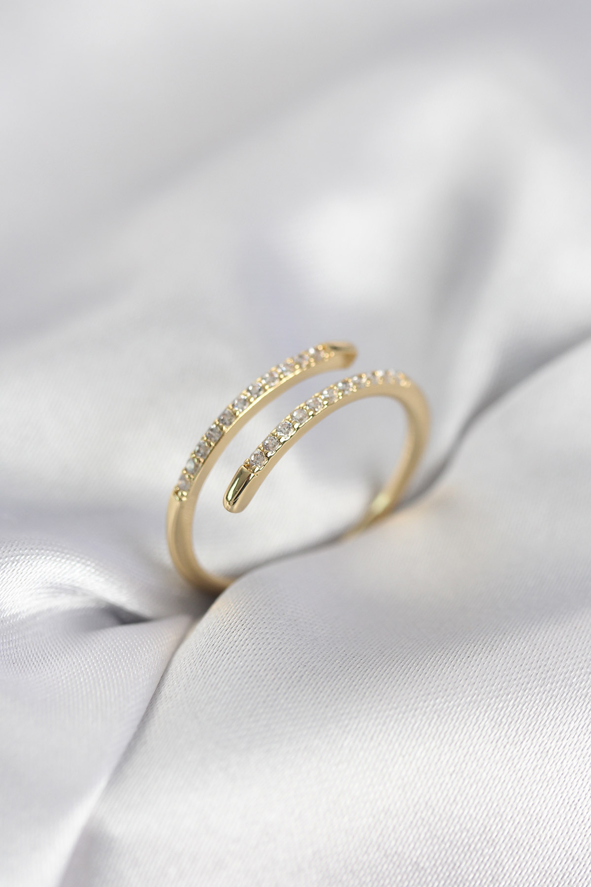 Gold Renk Yılan Kuyruk Model Zirkon Taşlı Kadın Yüzük